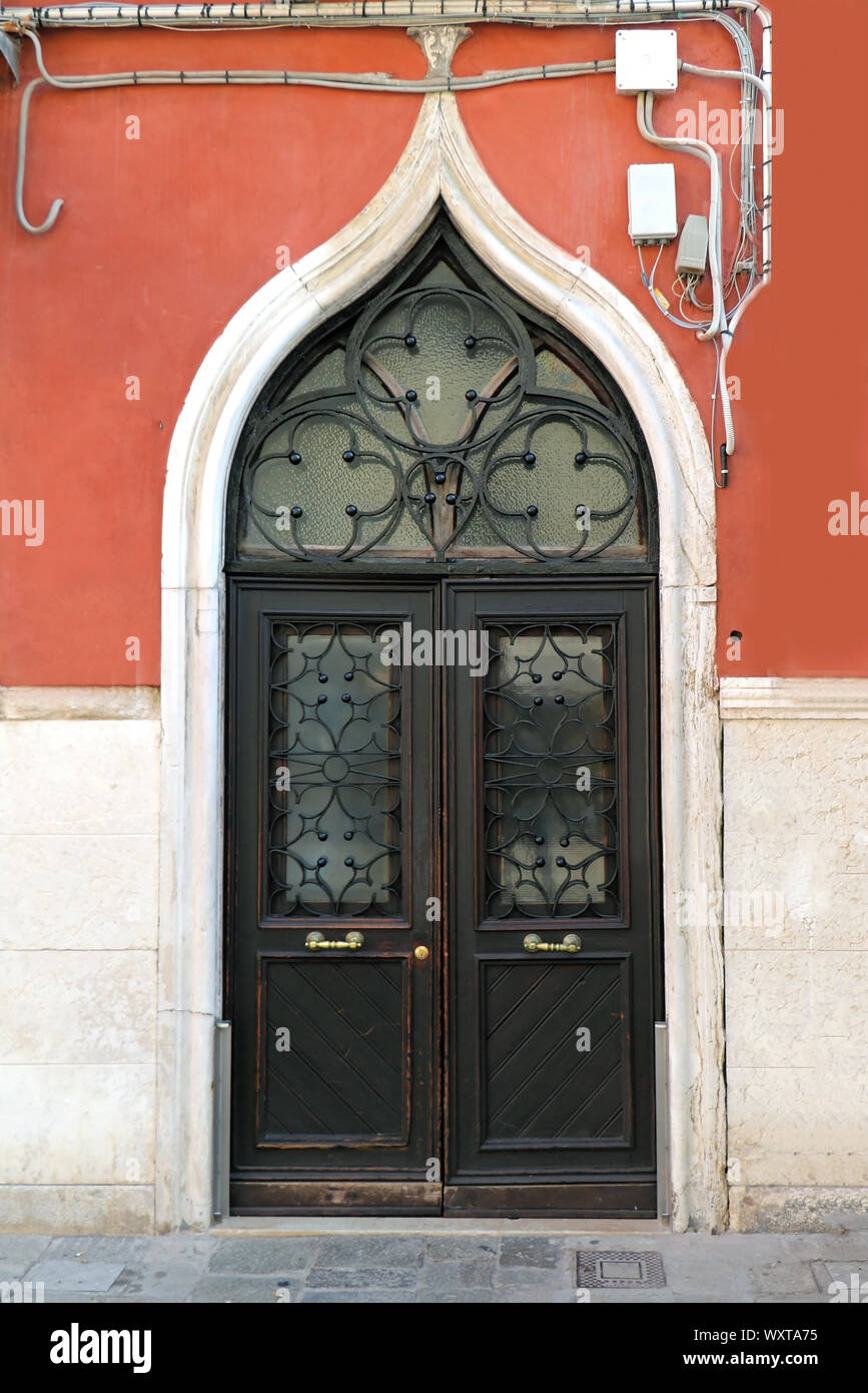 Alten geschlossenen Holztür mit Glas und Metall dekorative arch Stockfoto