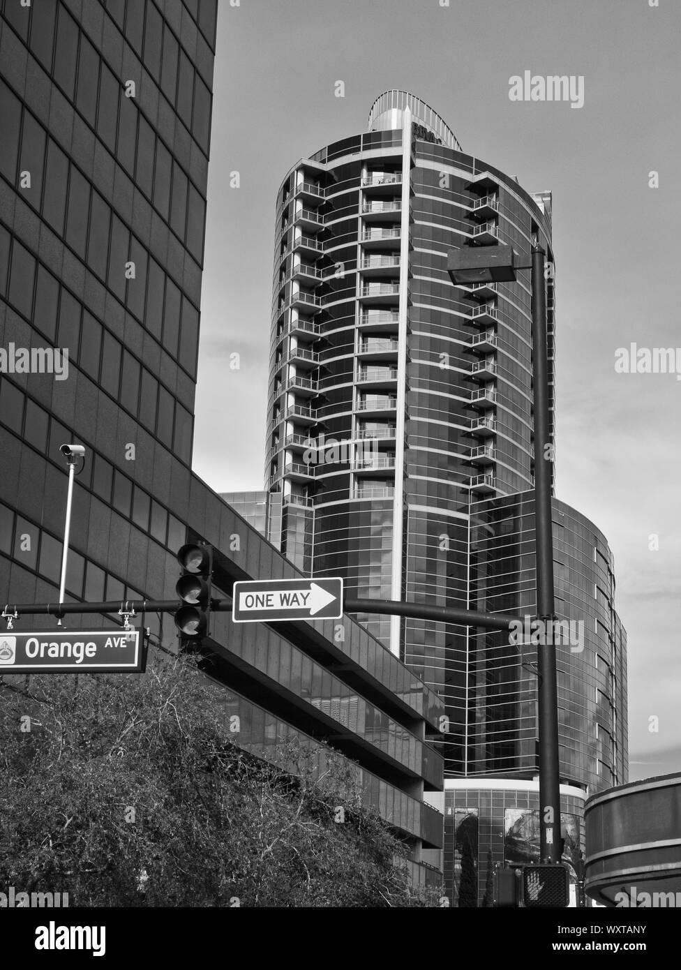 Blick auf die Stadt von der Innenstadt von Orlando, Florida in Schwarz und Weiß Stockfoto