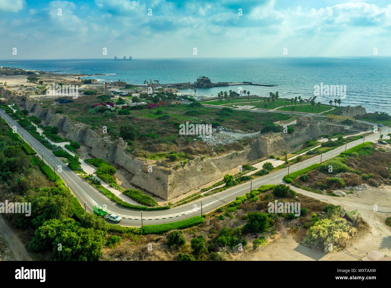 Antenne panorama Casarea Maritima, alte Stadtmauer aus der Zeit der Römer, Byzantiner und Kreuzfahrer Ära mit Stadtmauern, Bastionen, an der Küste des Stockfoto