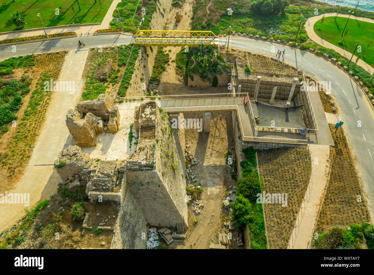 Antenne panorama Casarea Maritima, alte Stadtmauer aus der Zeit der Römer, Byzantiner und Kreuzfahrer Ära mit Stadtmauern, Bastionen, an der Küste des Stockfoto