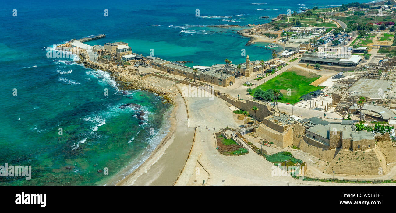 Antenne panorama Casarea Maritima, alte Stadtmauer aus der Zeit der Römer, Byzantiner und Kreuzfahrer Ära mit Stadtmauern, Bastionen, an der Küste des Stockfoto