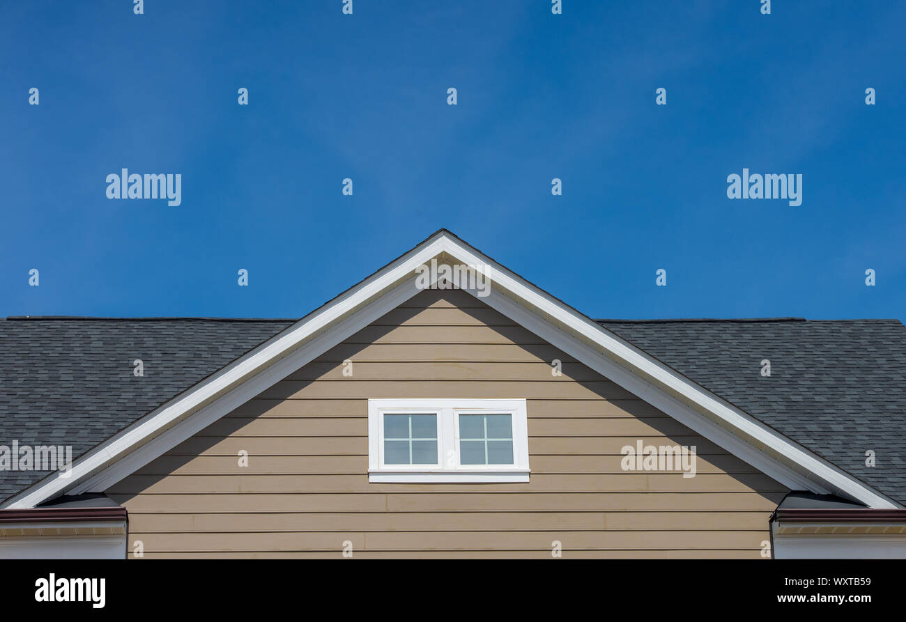 Kunststoff oder Holz weißes Dach Dekoration Giebel, corbel, Louvre auf einem Neubau luxus American Einfamilienhaus an der Ostküste USA mit Blue s Stockfoto