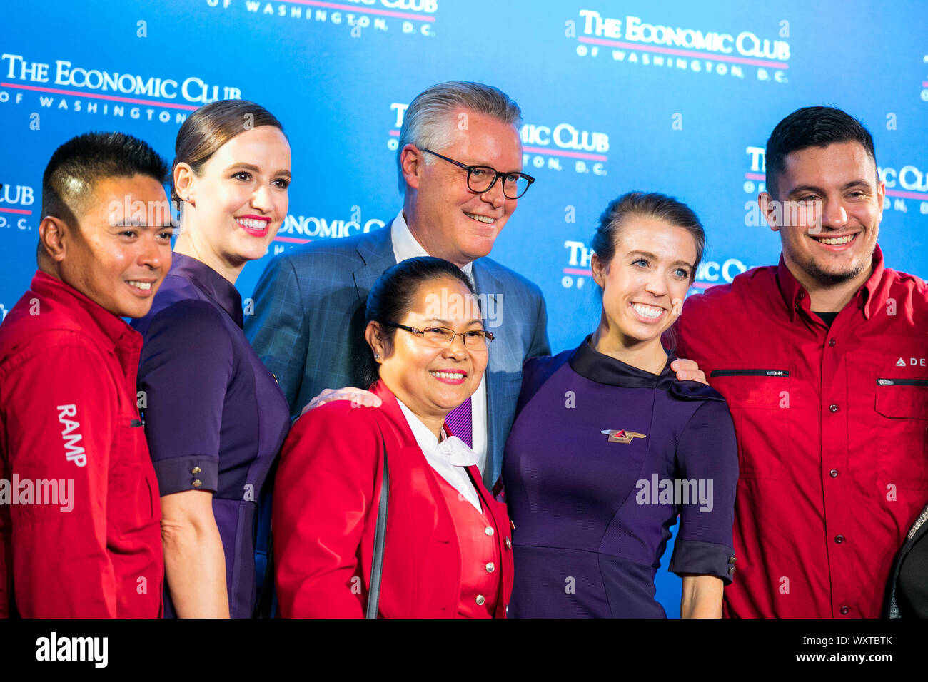 Ed Bastian, Geschäftsführer der Delta Airlines, wirft mit Delta Airlines Flugbegleiter und Bodenpersonal Mitglieder in die Innenstadt von Washington, D.C., am 17. September, Stockfoto