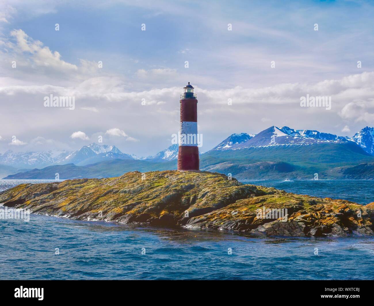 Les Eclaireurs (Pfadfinder) Leuchtturm auf einer kleinen Insel im Beagle Kanal in Feuerland, Argentinien, mit der Anden hinter sich. Stockfoto