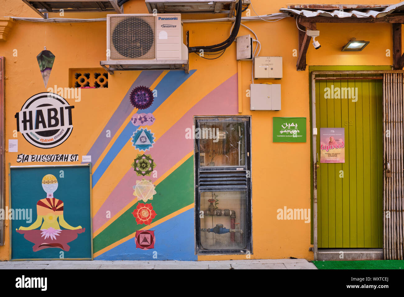 Eine Back Lane mit bunten Wandmalereien und Symbole eingerichtet, in Kampong Glam, Singapur, in der Nähe der Sehenswürdigkeit Sultan Moschee Stockfoto