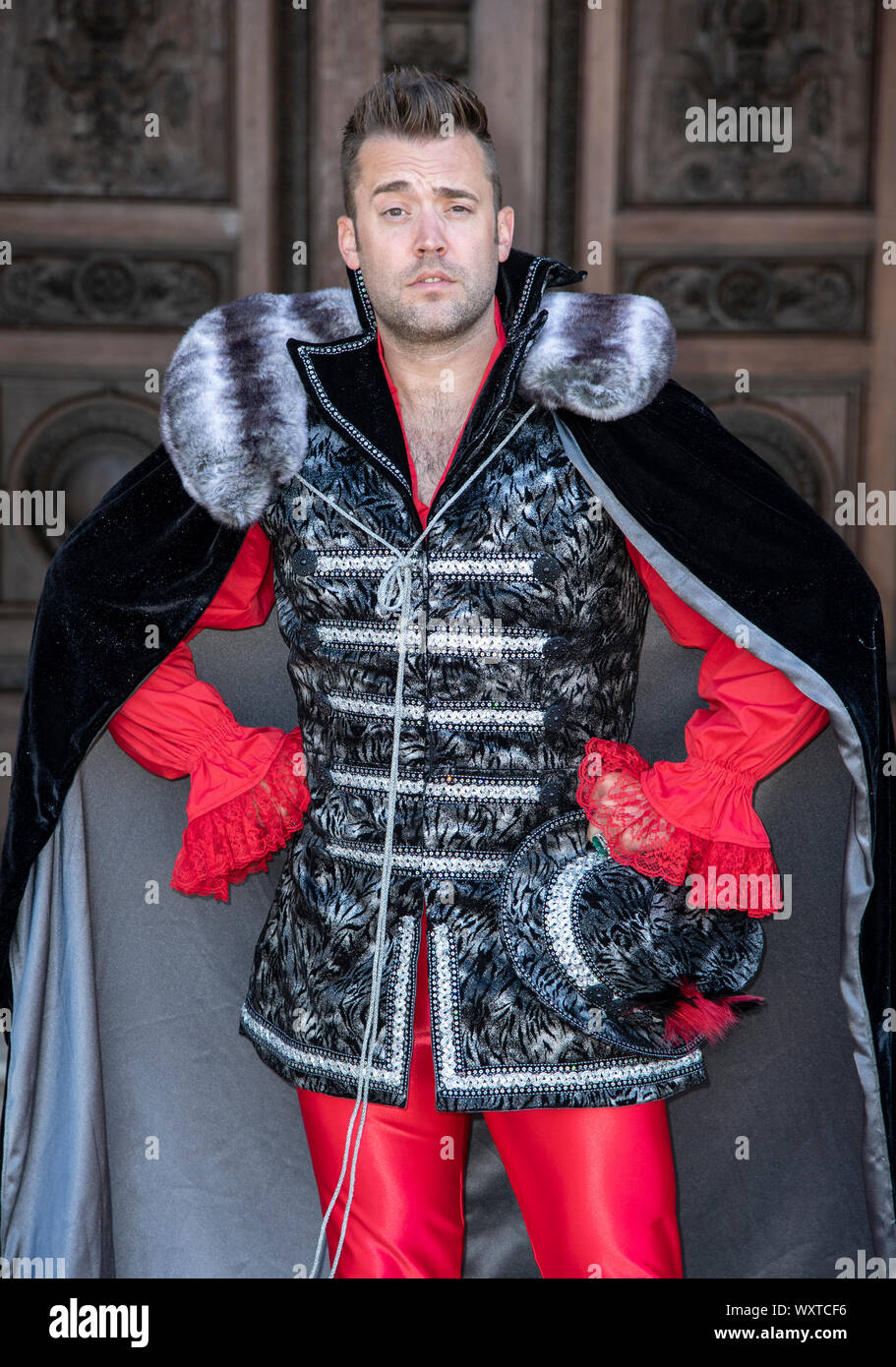 Michael Quinn Hugo Pompidou Besucht Die Beauty The Beast Pantomime Drucken Sie Start Auf Waddesdon Manor Aylesbury Stockfotografie Alamy