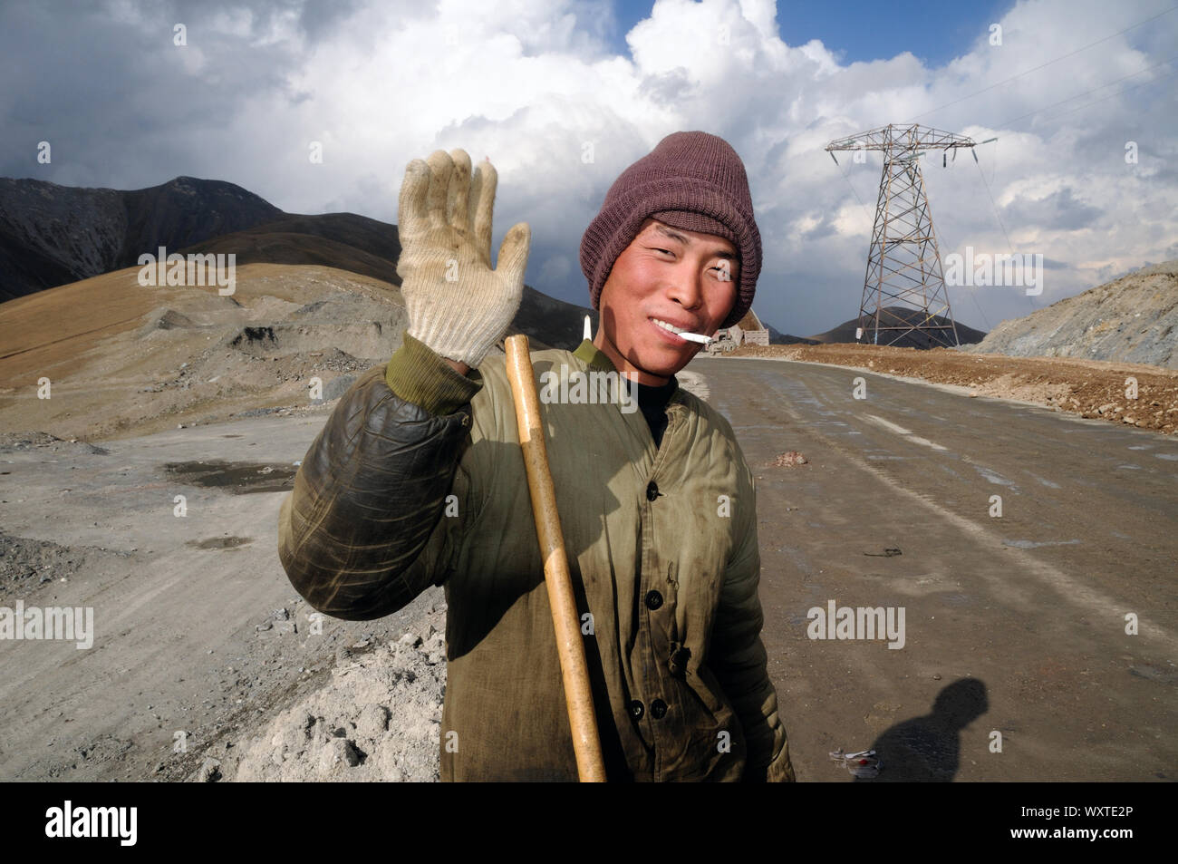 Chinesische Arbeiter am Bau eines Mountain Road in Kirgisistan Stockfoto