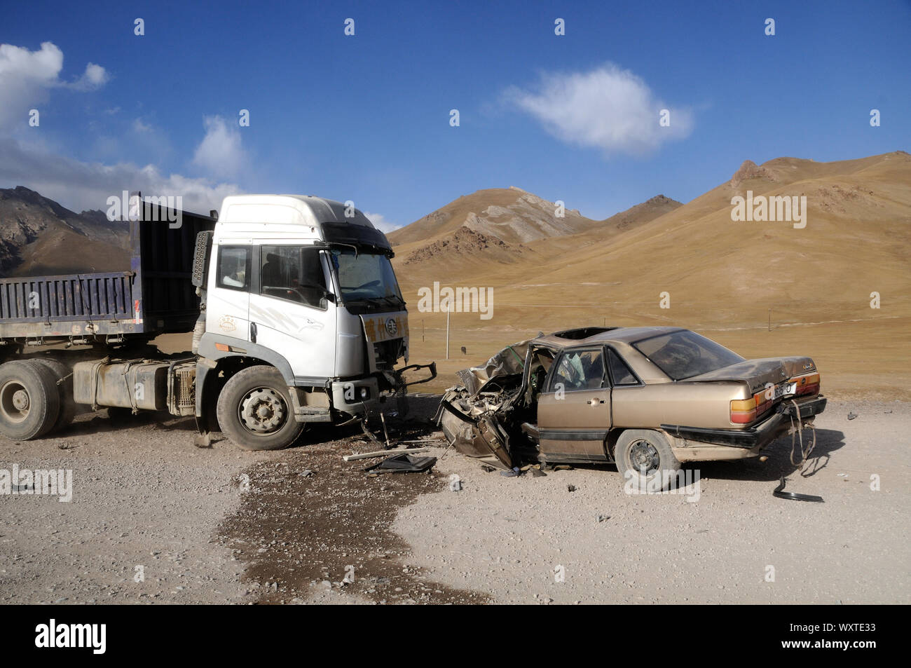 Ein Unfall zwischen einem PKW und einem LKW auf der Pamir Highway Stockfoto