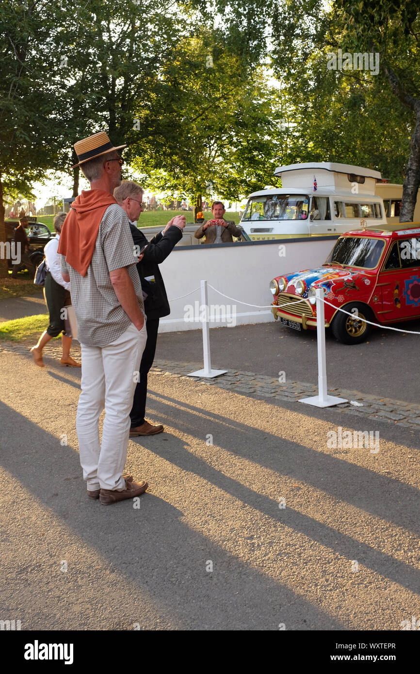 September 2019 - Besucher und Zuschauer kleiden sich zum Goodwood Revival Meeting Stockfoto