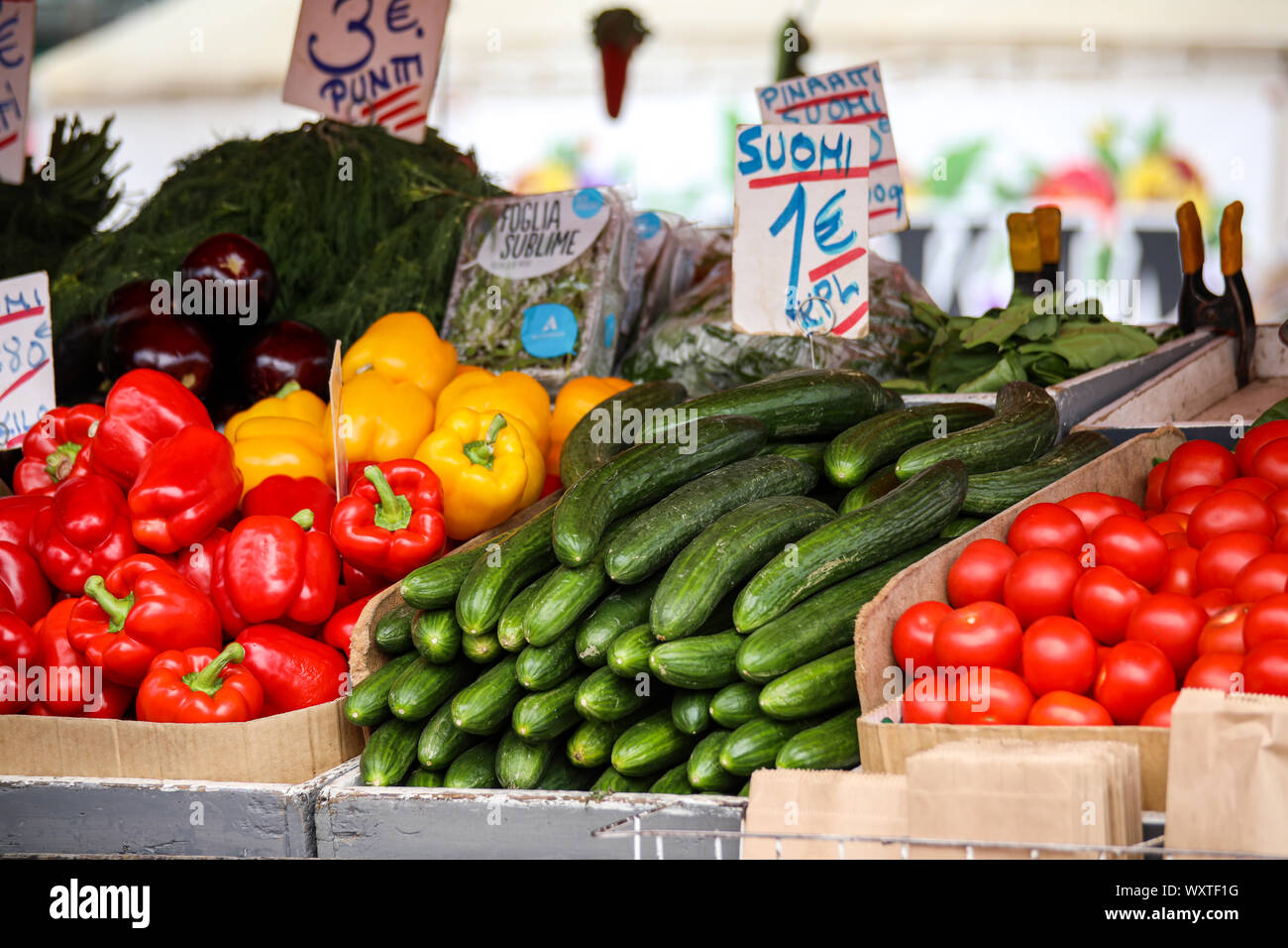 Gemüse in Hakaniemi Marktplatz in Helsinki, Finnland Abschaltdruck Stockfoto