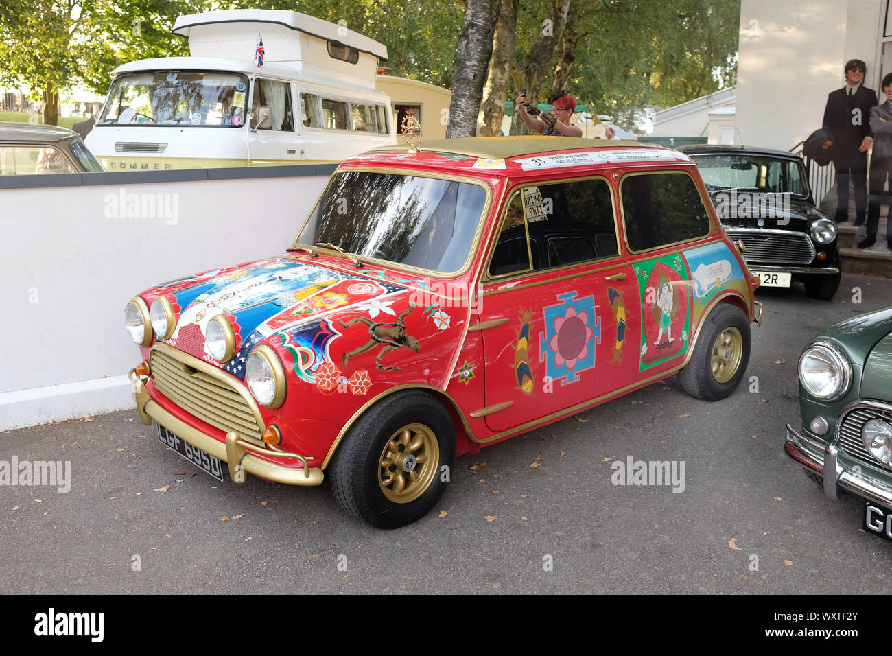 September 2019 - Maßgeschneiderte Mini Cooper S Auto als einmal durch jeden der Beatles, Goodwood Revival Meeting im Besitz Stockfoto