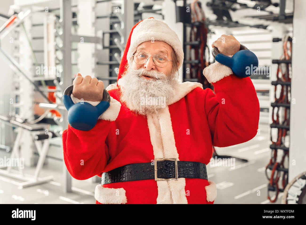 Santa Claus in der Turnhalle urlaub Konzept Stockfoto