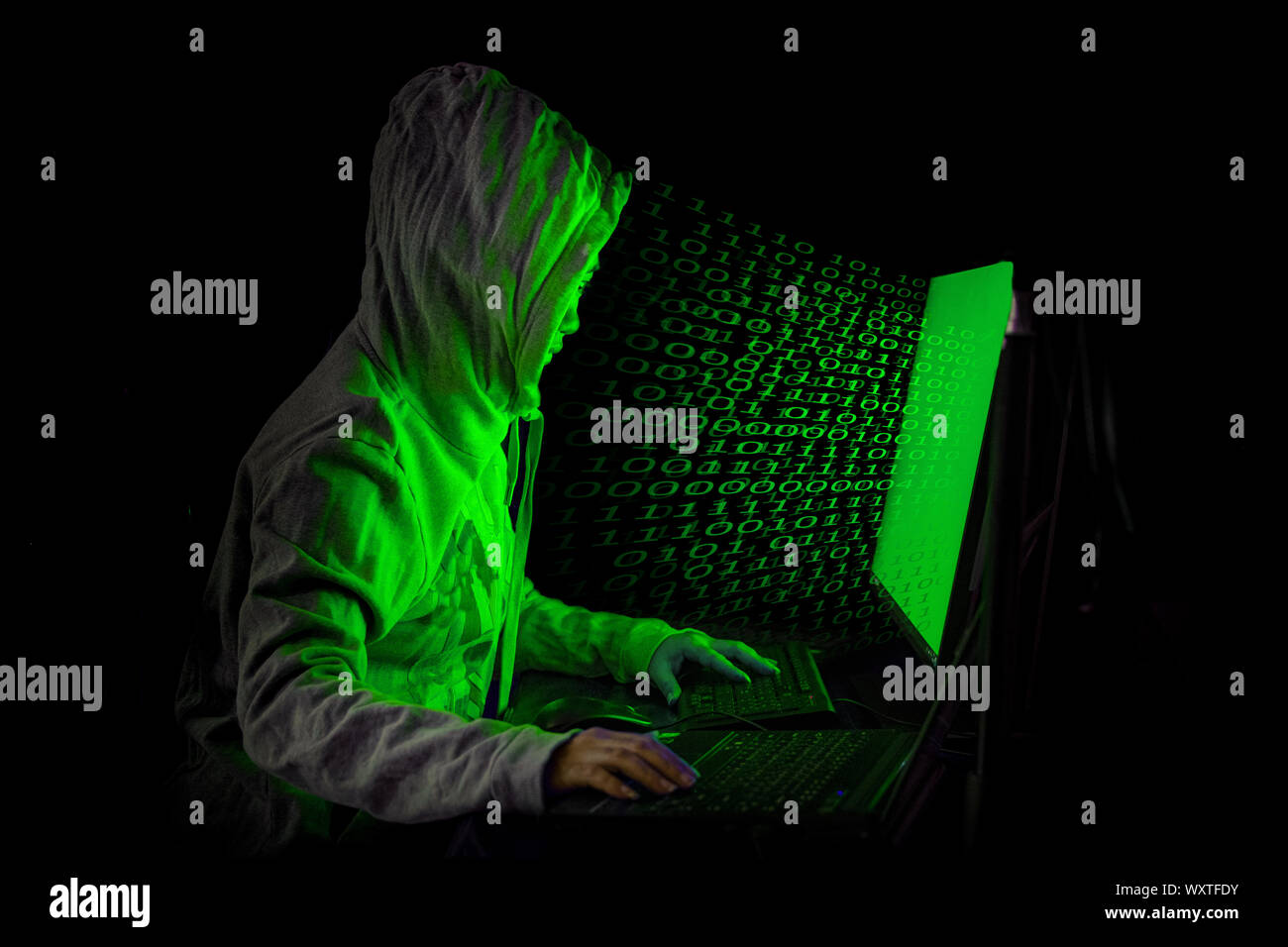 Frauen Hacker bricht in die Regierung Daten von Servern und infiziert Ihr System mit einem Virus in seinem Versteck Platz hat dunkelblau Atmosphäre, Lady hooded Usi Stockfoto