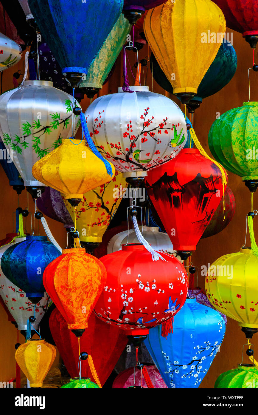 Traditionelle vietnamesische Lampen sind beliebtes Souvenir in Hoi An. Laternen an der Straße Markt Mitte Herbst, viele Laternen hängen auf der Strasse. Stockfoto