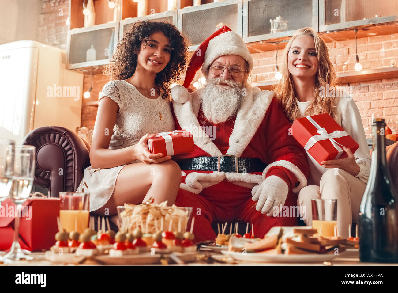 Eine Gruppe von Freunden zusammen im Innenbereich Feier Stockfoto