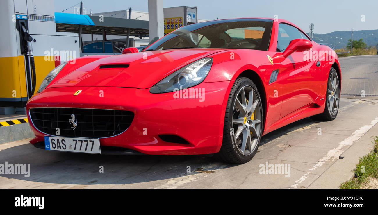 Bratislava, Slowakei - 29. August 2019: Ferrari 812 Superfast Sport Auto in einer Tankstelle in Bratislava geparkt Stockfoto