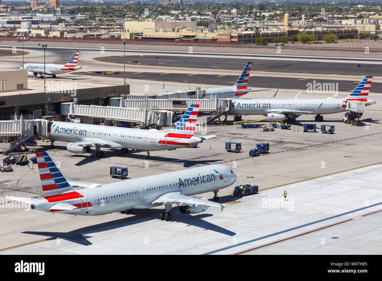 Phoenix, Arizona - April 8, 2019: American Airlines Airbus A321 Flugzeuge am Flughafen Phoenix Sky Harbor (PHX) in den Vereinigten Staaten. Stockfoto