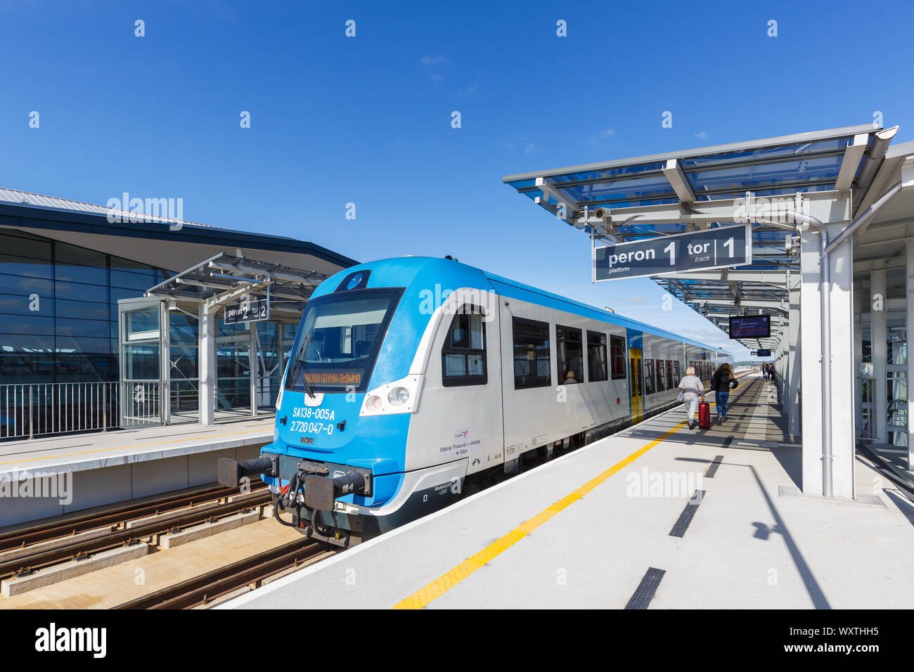 Danzig, Polen - 29. Mai 2019: Bahnhof mit dem Zug zum Flughafen in Danzig (GDN) in Polen. Stockfoto