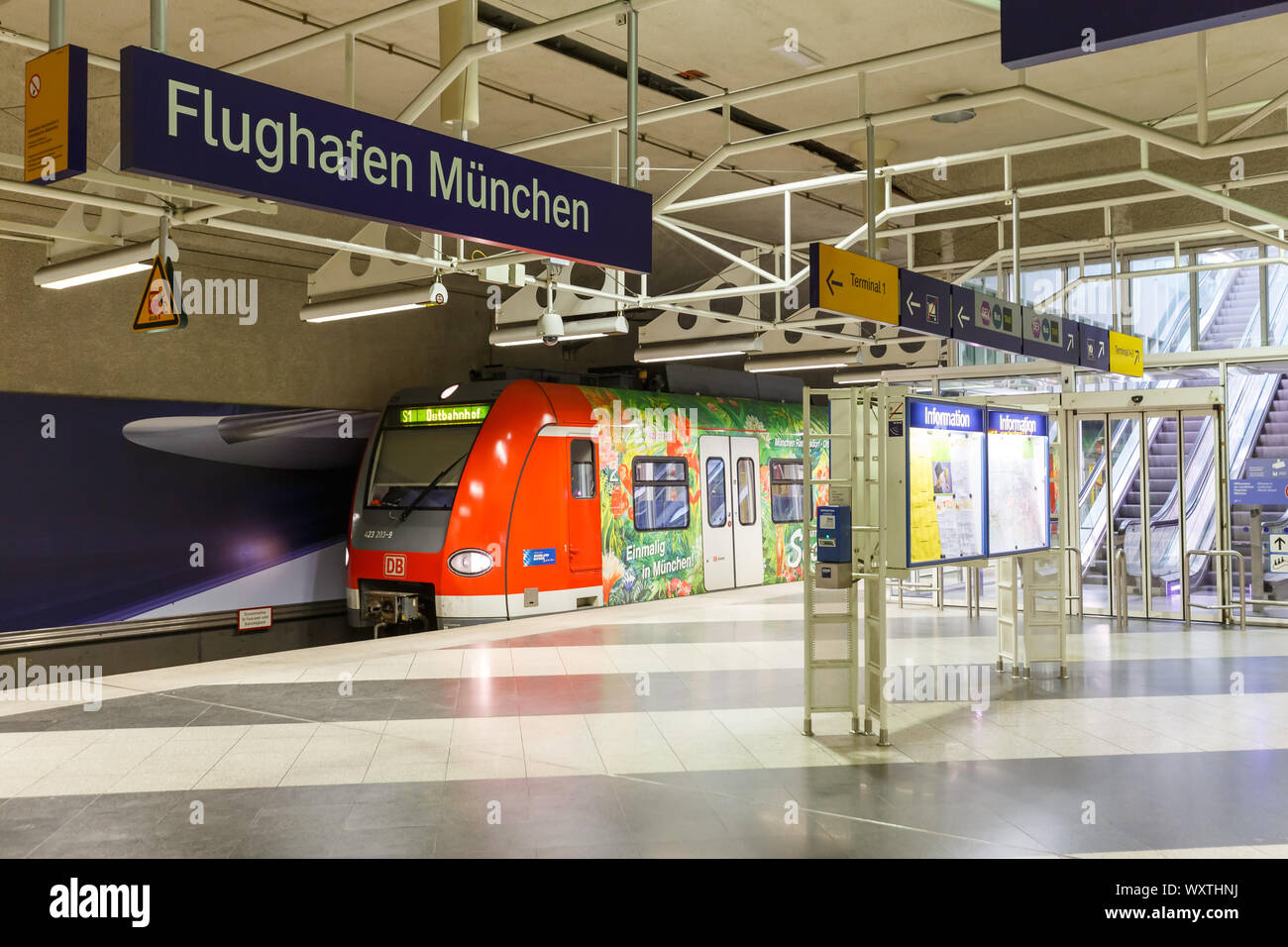 München, Deutschland - 14. Februar 2019: Bahnhof mit dem Zug am Flughafen München (MUC) in Deutschland. Stockfoto