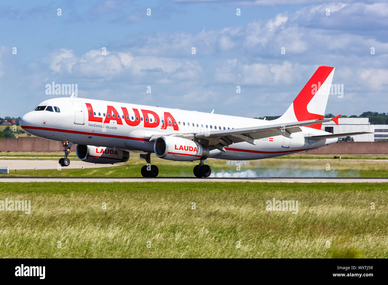 Stuttgart, Deutschland - Juni 8, 2019: Lauda Airbus A320 Flugzeug am Flughafen Stuttgart (STR) in Deutschland. Stockfoto