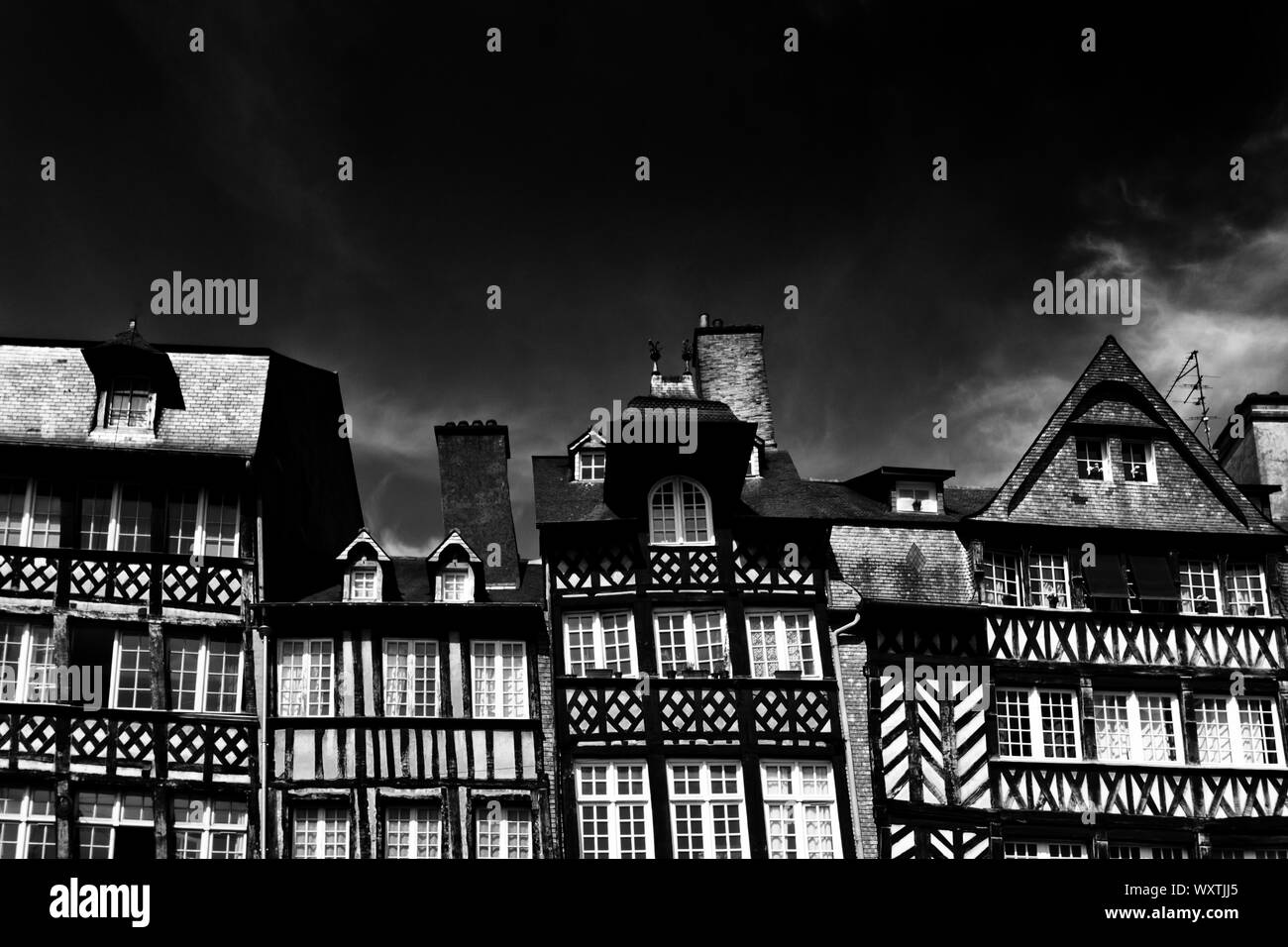 Horizontale Ansicht der Fachwerkhäuser in der historischen Altstadt von Dijon in Burgund in Frankreich Stockfoto