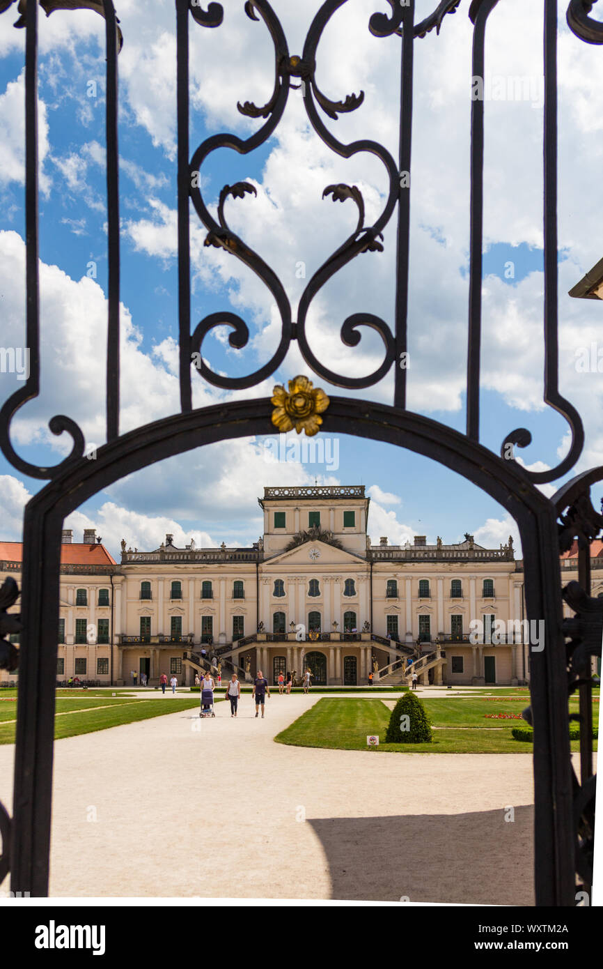 Fassade gerahmt mit kunstvollen schmiedeeisernen Tor mit barocken Park von Schloss Esterházy in Fertőd, Ungarn Stockfoto
