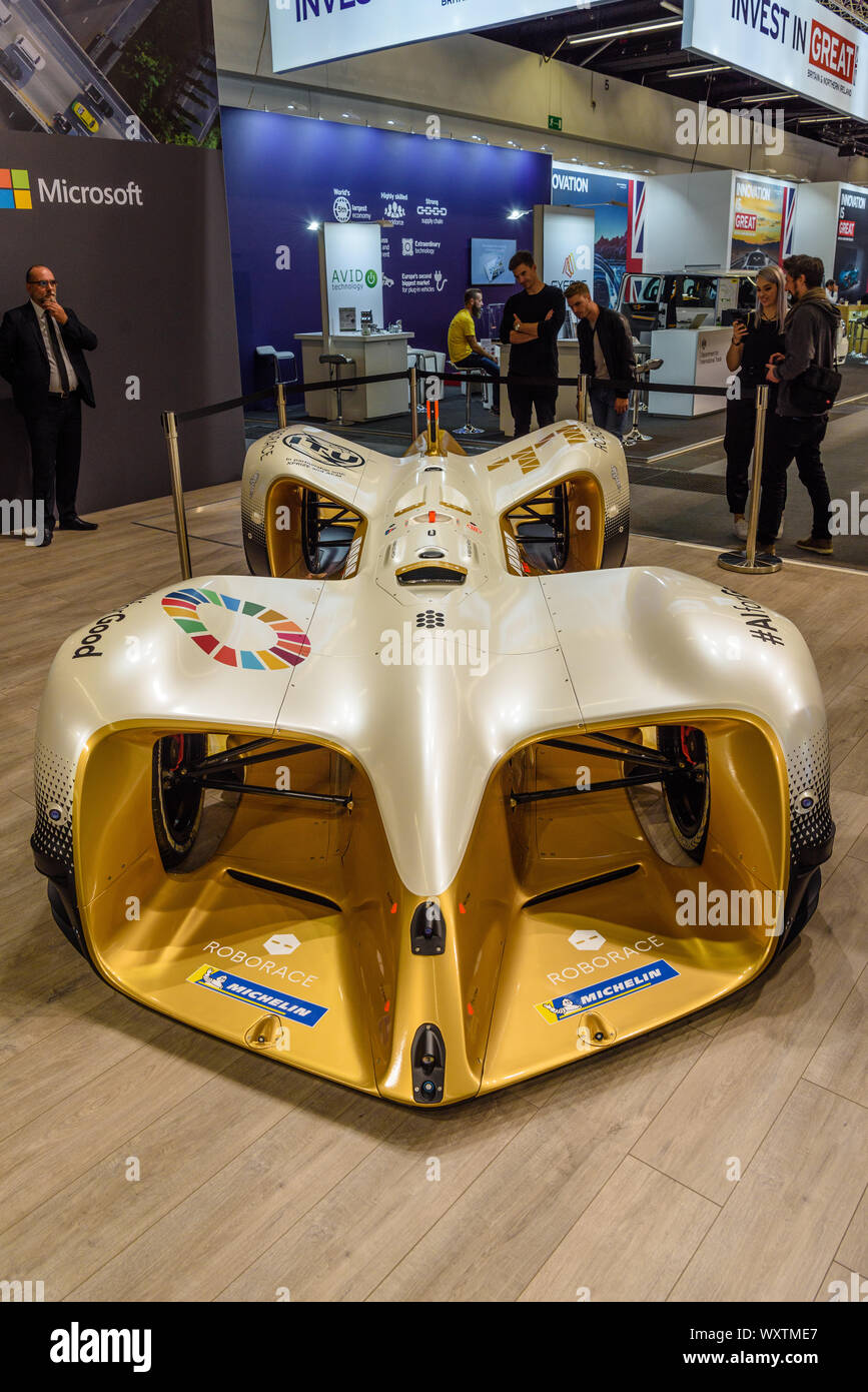 FRANKFURT, Deutschland - September 2019: weiß gelb ROBORACE ist ein autonom fahren, elektrisch angetriebenen Fahrzeug. Es zielt darauf ab, die erste weltweite Champion zu werden. Stockfoto