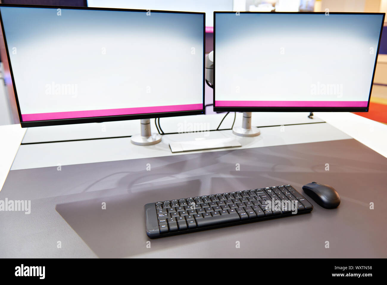 Ergonomischer Arbeitsplatz mit Tastatur und Monitor Konzept Stockfoto