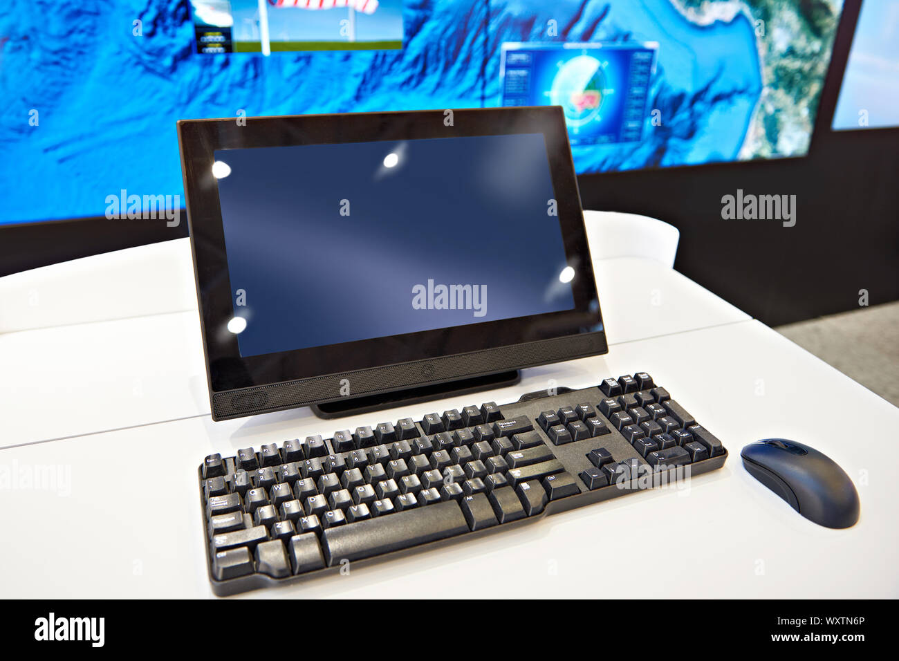 Arbeitsplatz mit Tastatur, Maus und Monitor Stockfoto