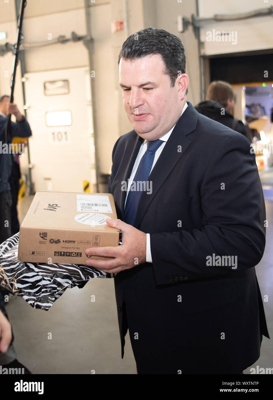18. September 2019, Berlin: Hubertus Heil (SPD), Arbeitsminister, hält ein Paket in der Hand. Heil besucht eine Auslieferung an die Deutsche Post (DHL) in Berlin Marzahn. Foto: Tom Weller/dpa Stockfoto