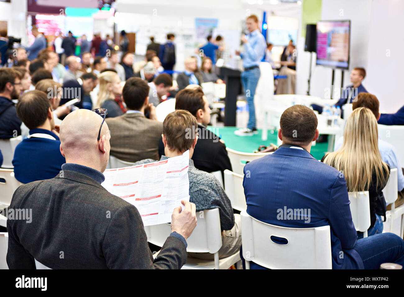 Besucher ein Blick auf die Broschüre mit dem Programm des Seminars Stockfoto