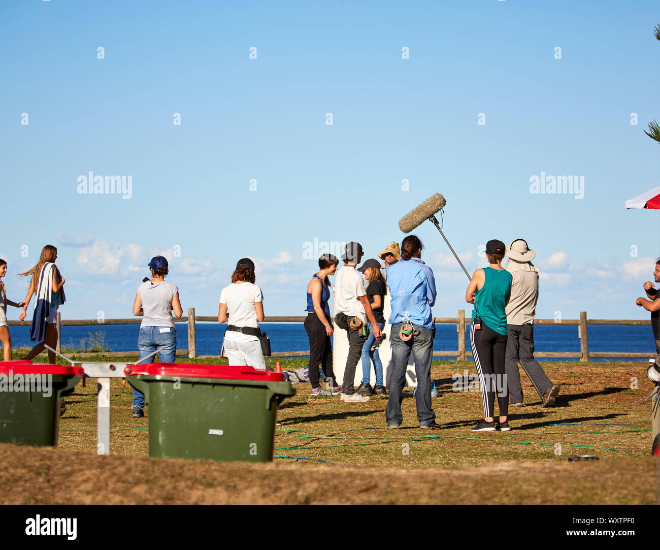 Schauspieler und Crew, darunter ein Sound Boom Operator nimmt eine Szene von Haus & entfernt Fernsehprogramm im Palm Beach, New South Wales, Australien Stockfoto
