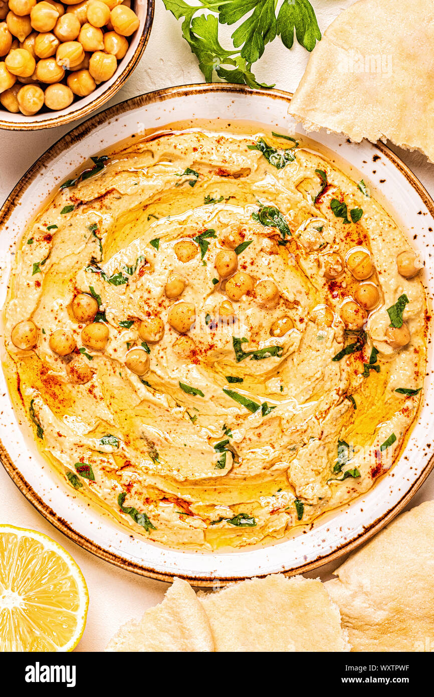 Hausgemachte Hummus, Kichererbsen dip, mit Gewürzen. Ansicht von oben. Stockfoto