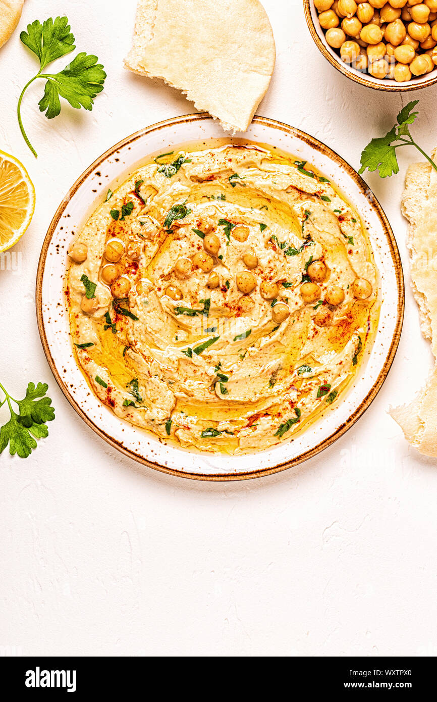 Hausgemachte Hummus, Kichererbsen dip, mit Gewürzen. Ansicht von oben. Stockfoto