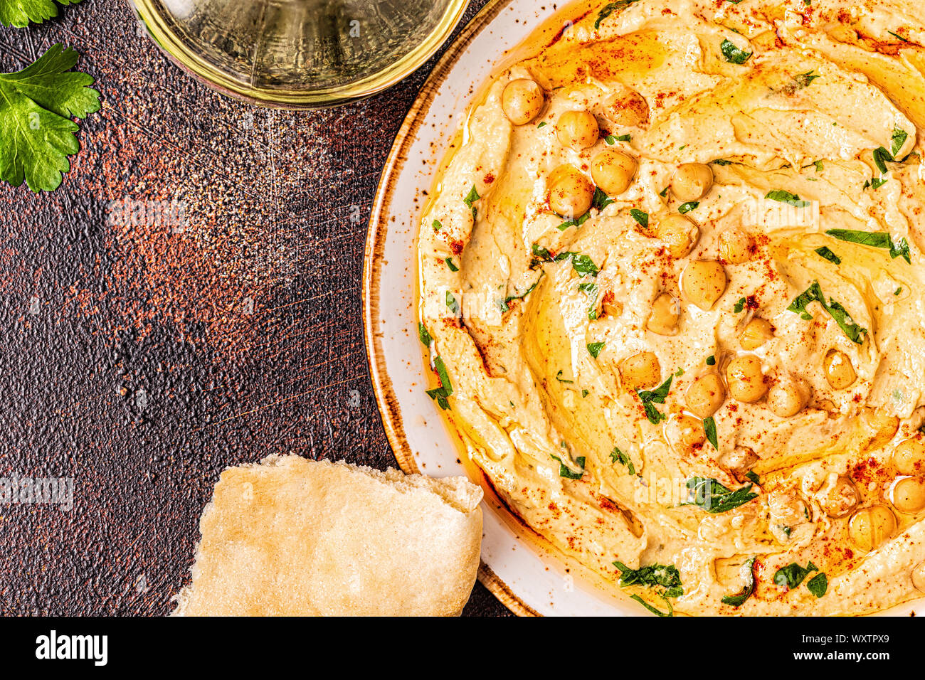 Hausgemachte Hummus, Kichererbsen dip, mit Gewürzen. Ansicht von oben. Stockfoto