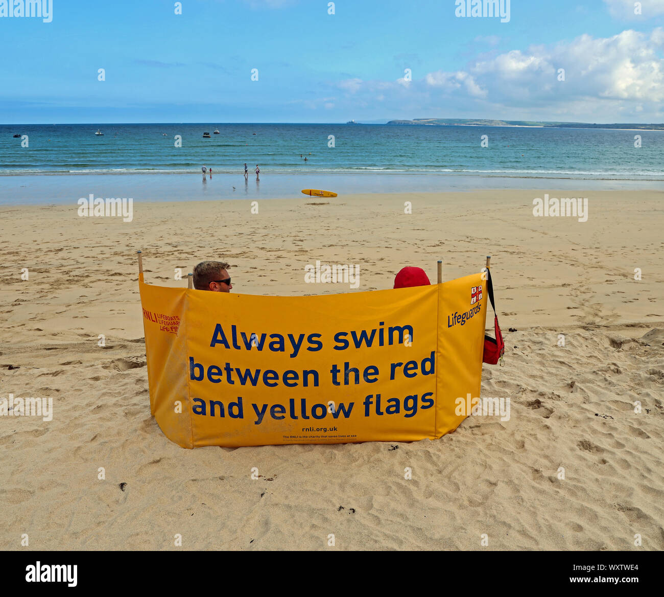 Ein ruhiger Tag Nebensaison in St Ives, aber die Rettungsschwimmer sind uns sicher zu halten Stockfoto