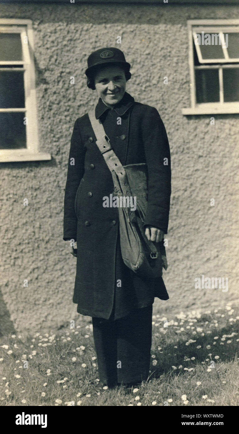 Historisches Archiv Bild der Frau GPO post Arbeiter in Uniform Stockfoto