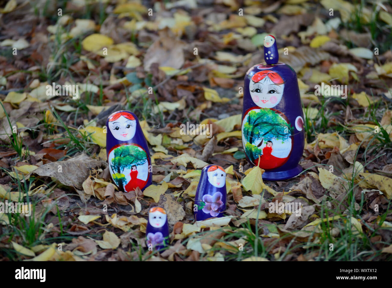 Russische Verschachtelung Puppen, Matryoshkas auf dem Boden Stockfoto