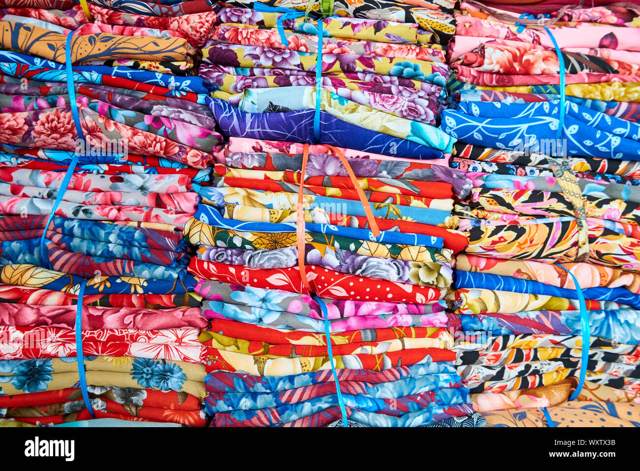 Bündel von bunten Stoff in Kuching, Sarawak, Borneo, Malaysia. Das Bild ist gut für einen Computer, Handy Hintergrund. Stockfoto