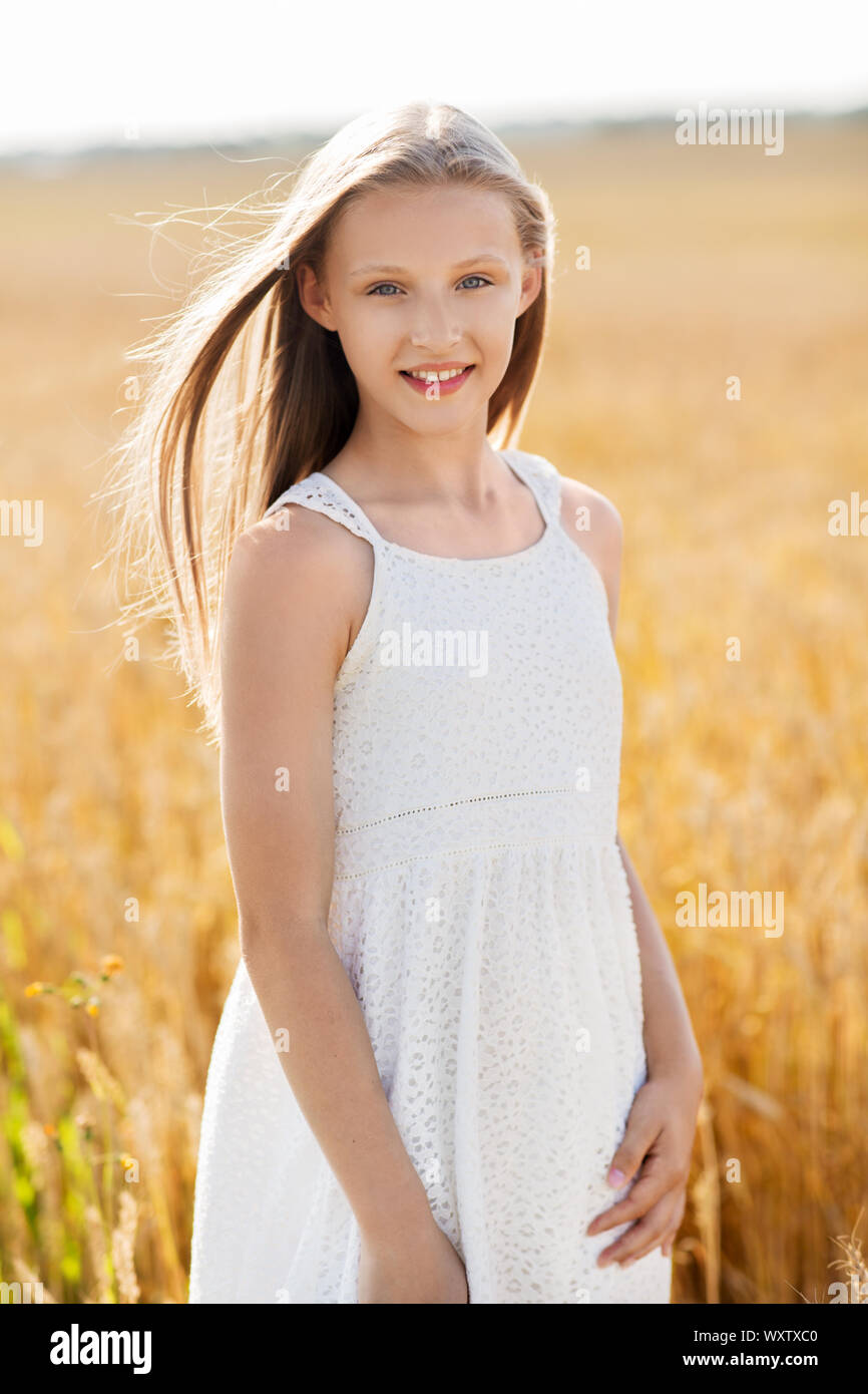Die Natur, die Ernte und die Menschen Konzept - lächelnden jungen Mädchen auf Müsli Feld im Sommer Stockfoto