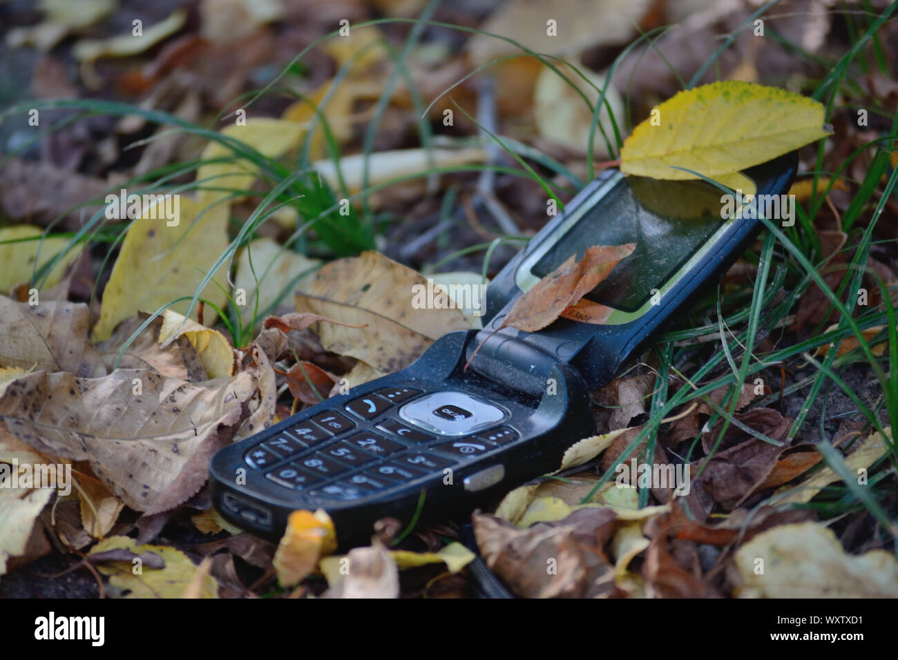 Alte schwarze Zelle Flip Phone auf dem Boden, Samsung SGH-E360E Stockfoto