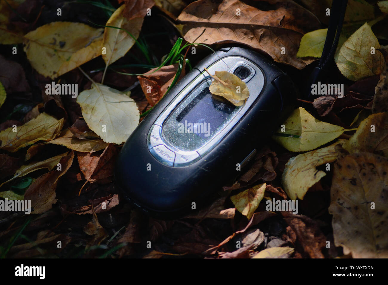 Alte schwarze Zelle Flip Phone auf dem Boden, Samsung SGH-E360E Stockfoto