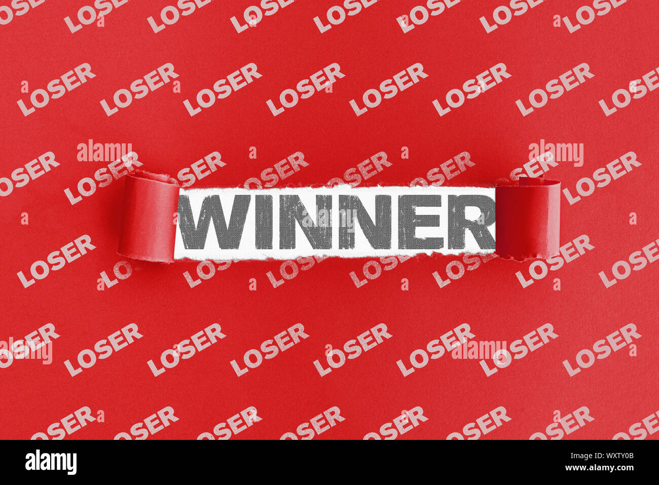 Wort Verlierer auf zerrissenes rotes Papier mit Text Sieger in Öffnung Stockfoto