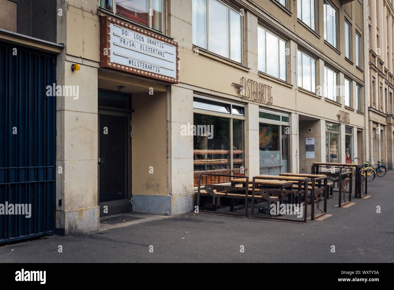 Leipzig Sachsen Geremany zum 8. Juli 2019 - Blick auf die Kult lokal elsterartig eine Lounge Bar und secondhandl-shop in Leipzig mit Fahrrädern vor dem Stockfoto