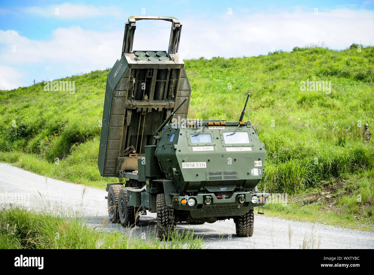 Ein U.S. Army M-142 High Mobility Artillery Rocket System aus dem 17. Field Artillery Brigade zeigt den Bereich der Bewegung als Teil des Orients Shield 2019 Medien Tag, Sept. 17, 2019 Oyanohara Training Area, Japan. OS19 ist ein Premier U.S. Army und Japan Masse Verteidigung-kraft bilateralen Bereich Ausbildung übung, gemeint ist die Interoperabilität durch Testen und Verfeinern Multi-domain und cross-domain Konzepte zu erhöhen. (U.S. Armee Foto: Staff Sgt. Jakob Kohrs, 20. Auflage) Stockfoto