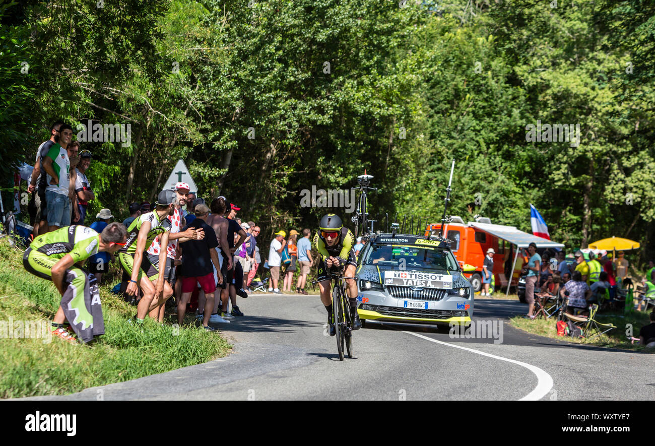 Bosdarros, Frankreich - 19. Juli 2019: Die britische Radfahrer Adam Yates von Team Mitchelton-Scott reiten während der Stufe 13, Einzelzeitfahren, von Le Tour d Stockfoto