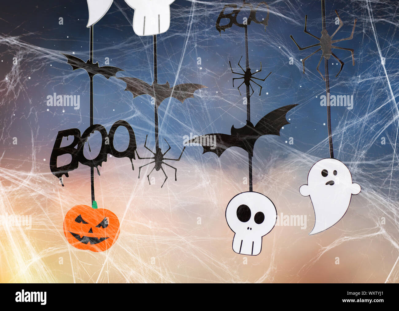 Urlaub, Reisen und die Dekoration - halloween party Girlanden und Spiderweb über Sternenhimmel Hintergrund Stockfoto