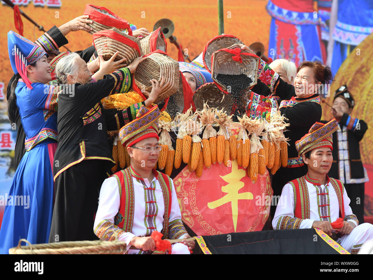 Du'an, China Guangxi Zhuang autonomen Region. 17 Sep, 2019. Künstler führen Sie die Ernte während einer Aktivität in Du' ein Yao autonomen County, South China Guangxi Zhuang autonomen Region, Sept. 17, 2019 zu feiern. Eine Reihe von Veranstaltungen wurden am Dienstag in Du statt "eine der kommenden chinesischen Bauern Erntedankfest zu feiern. Credit: Lu Boan/Xinhua/Alamy leben Nachrichten Stockfoto