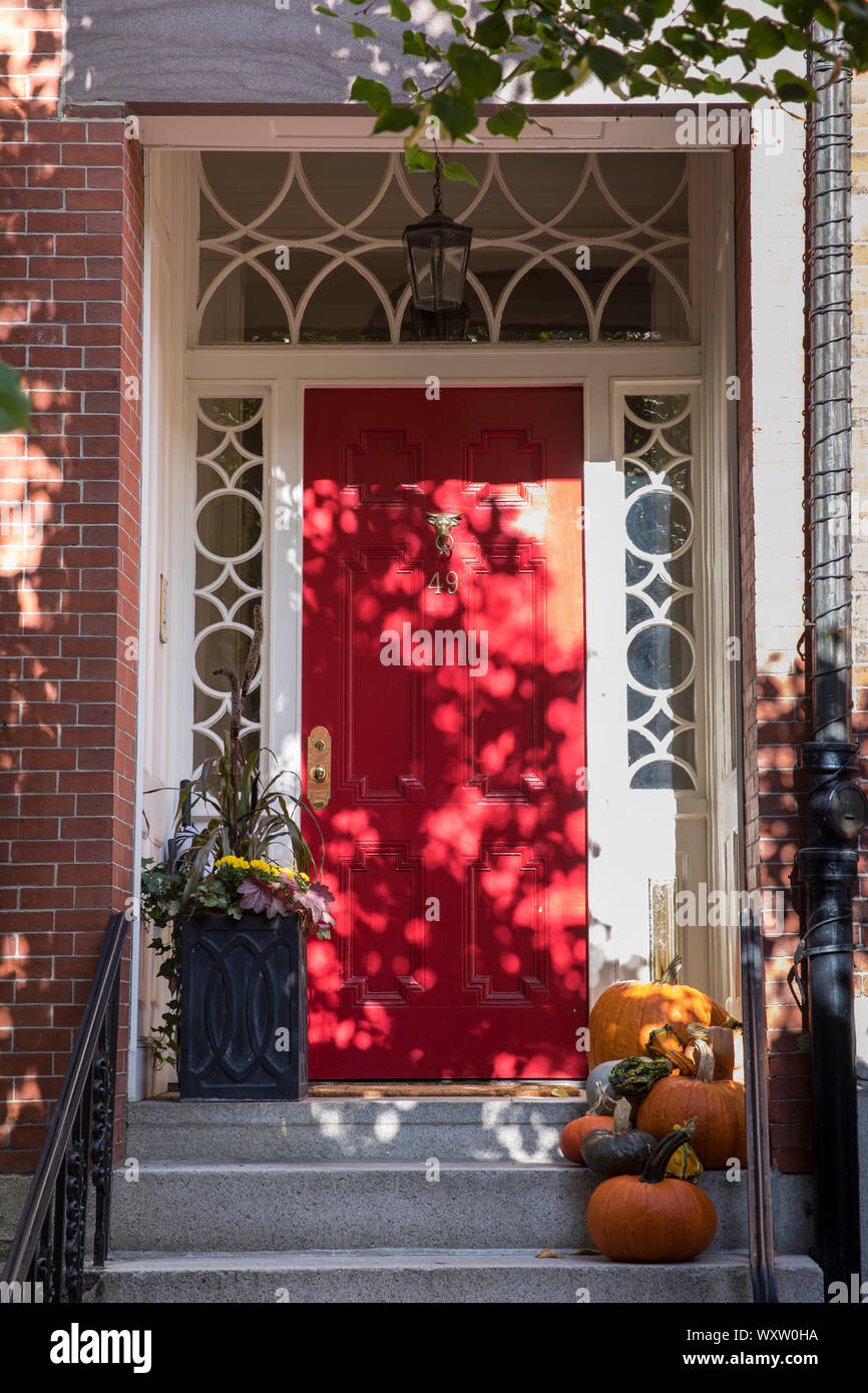 Elegante Eingangstür eines Hauses an Halloween im Beacon Hill, historischen Viertel von Boston, Massachusetts, USA Stockfoto