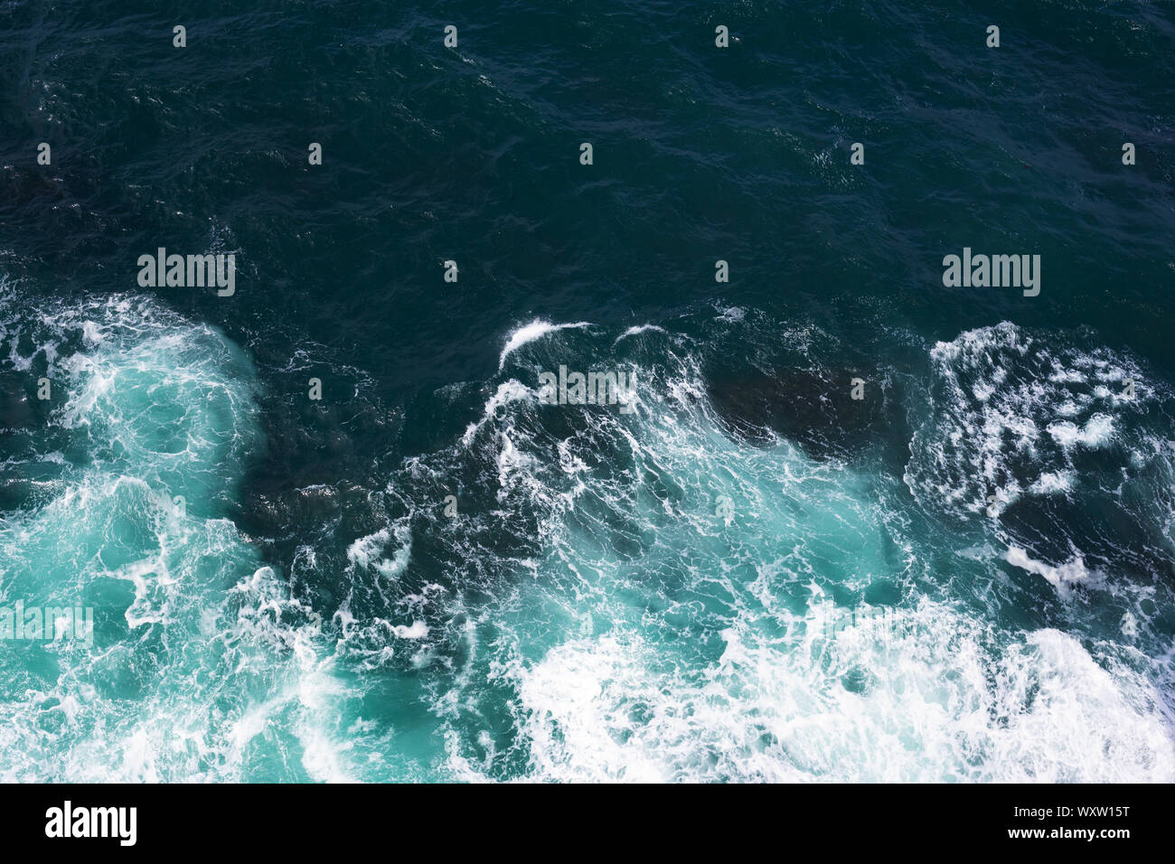 Ansicht von oben auf die Wellen des Ozeans und Schaum. Stockfoto
